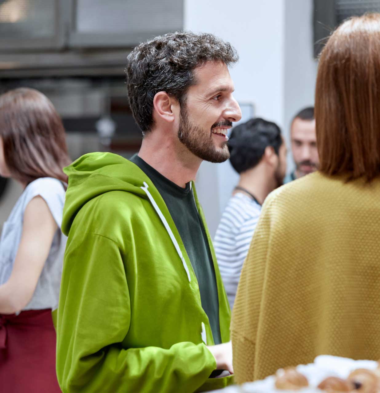 Pessoas conversando em ambiente externo usando o Audéo Lumity